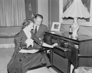 Robert Brien et son épouse en 1954 - Fonds studio RC. La Société d'histoire de Magog